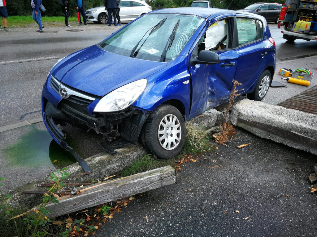 Foto: Das an der Fahrerseite schwer beschädigte Unfallfahrzeug