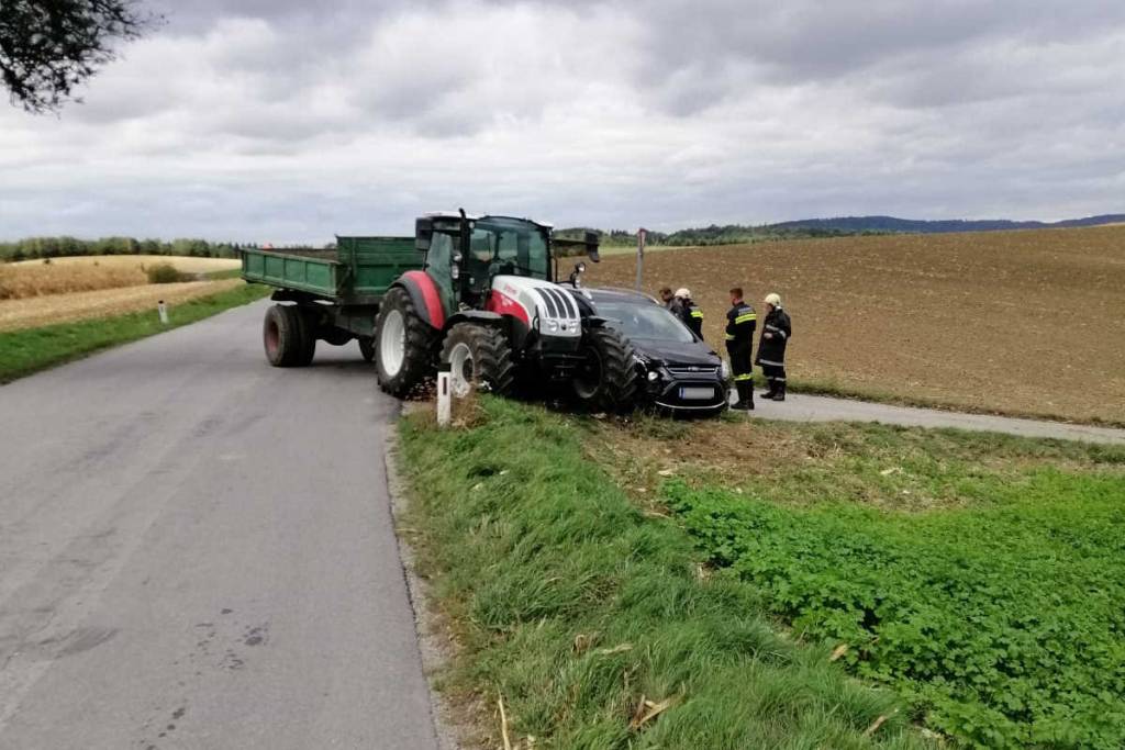 Foto: Der mit dem PKW verklemmte Traktor nach dem Unfall