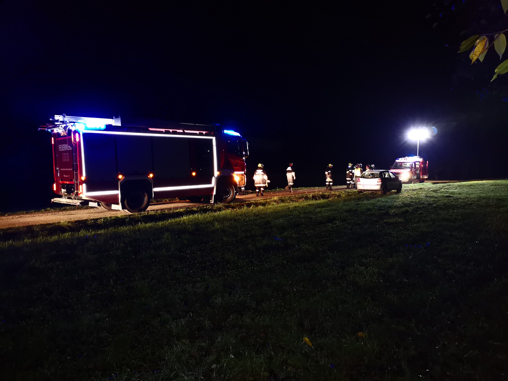 Foto: Während das KRF-S den Einsatzort belauchtet, zieht das HLFA3 den PKW aus dem Graben