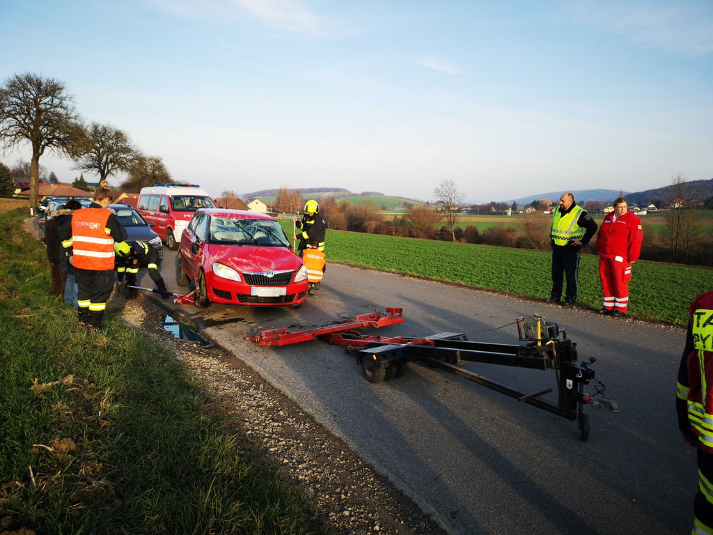 Foto: Das havarierte Fahrzeug wird am Straßenrand mit Wagenhebern angehoben