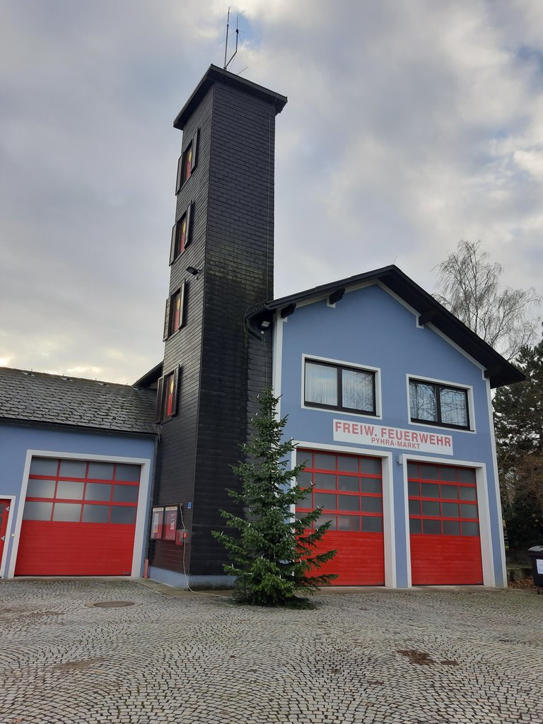 Foto: Der Weihnachtsbaum vor dem Schlauchturm