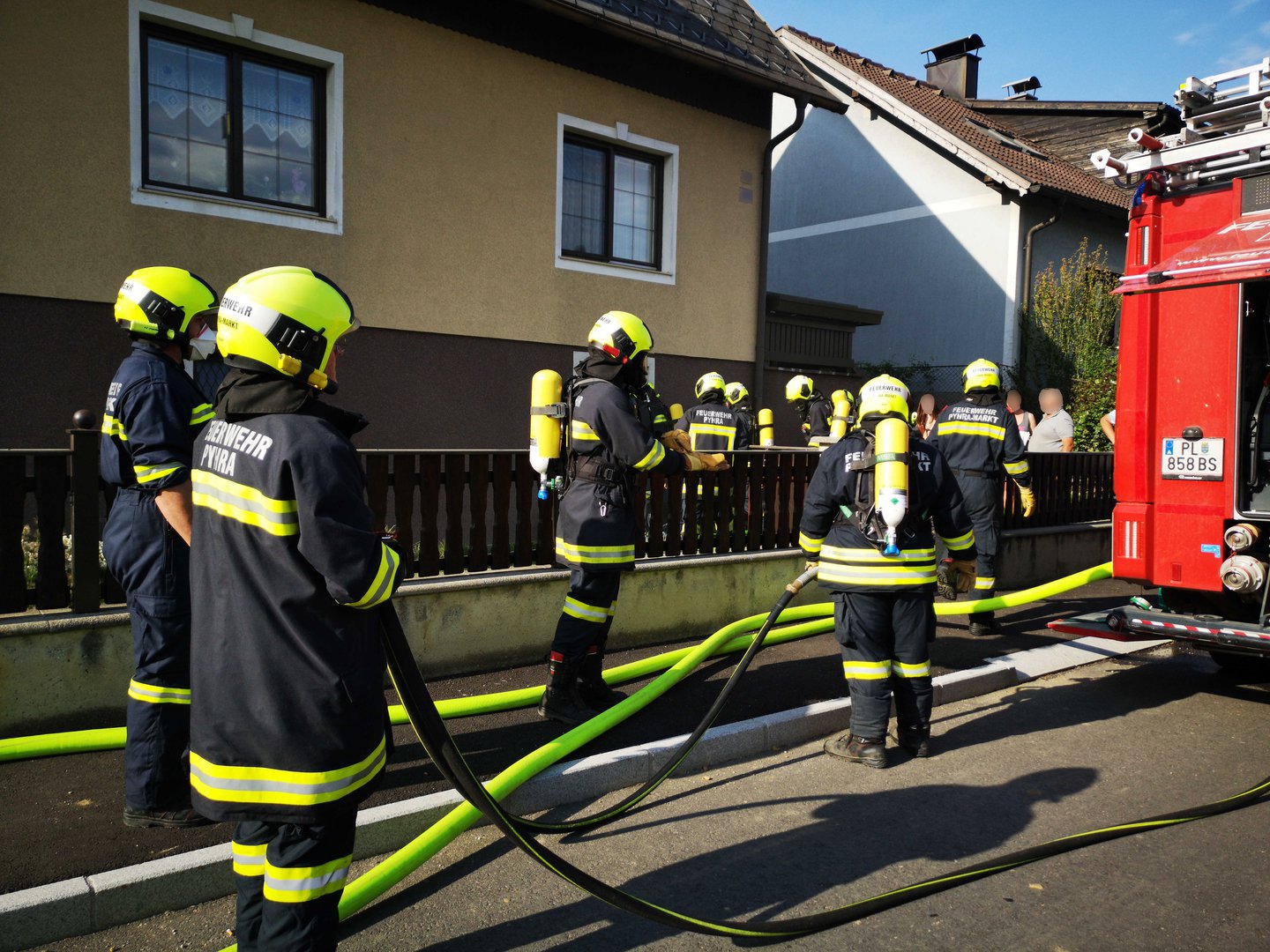 Foto: Ein Reserveatemschutzrtupp rüstet sich aus