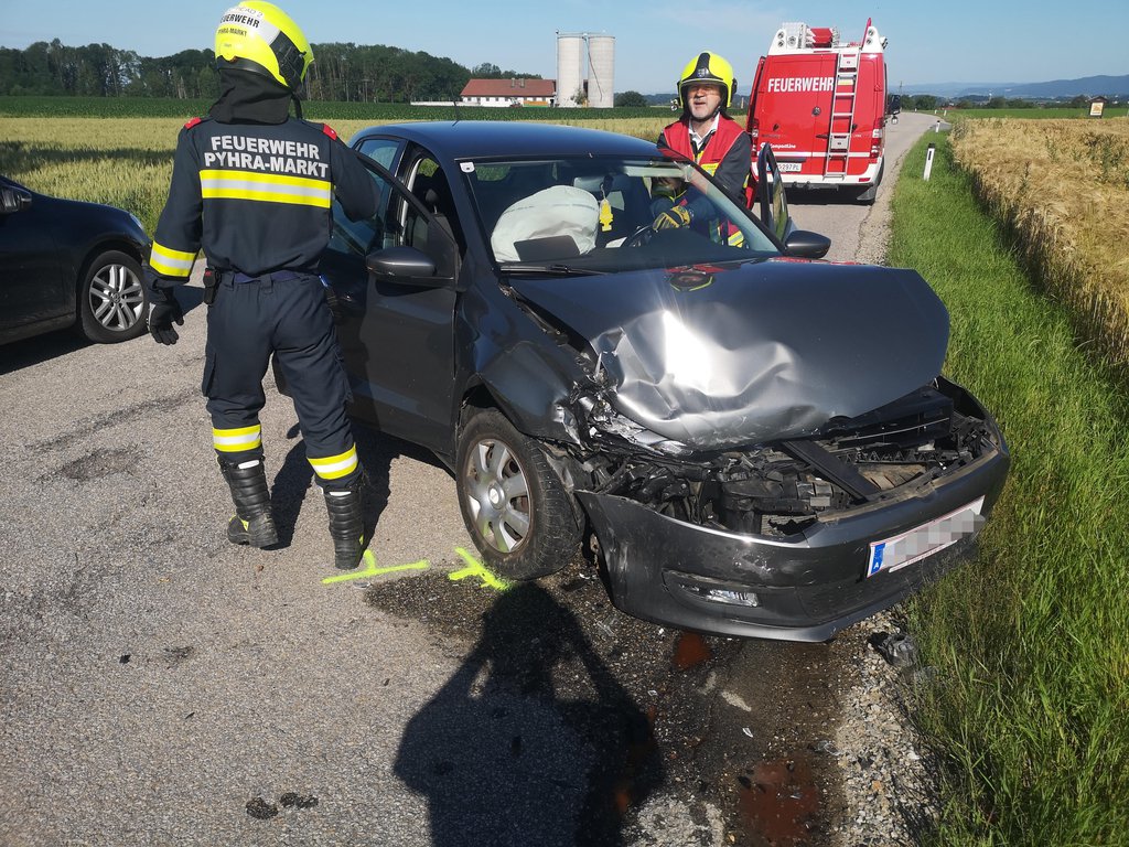 Foto: Einer der beteiligten PKWs mit zerstörter Front und ausgelaufenen Betriebsmitteln